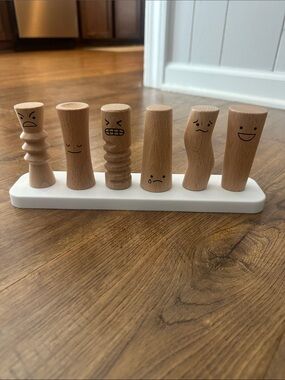 Lovevery Wooden Emotion Dolls Set w/ Stand Observer Play Kit 37-39M
